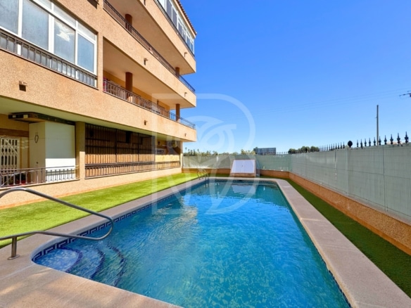 Piso con terraza, plaza de garaje, ascensor y piscina comunitaria, Albatera